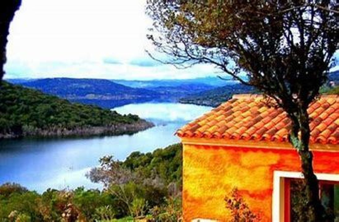 Vendita operazione immobiliare sul lago Sant´Antonio di Gallura Sardegna foto 1